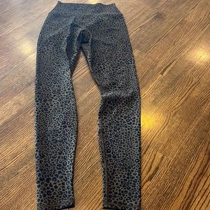 ALO yoga vapor leggings and a leopard print, size small